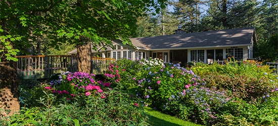 Oregon home with spring flowers.