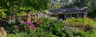 Oregon home with spring flowers.