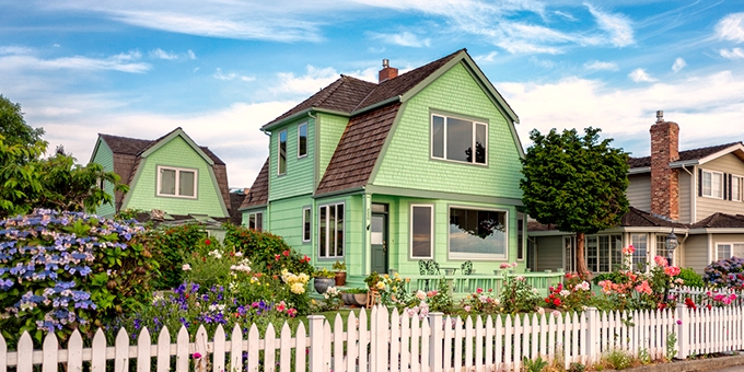 Washington home with spring flowers.