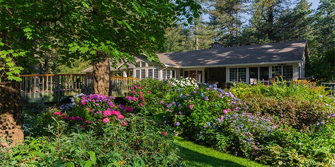 Oregon home with spring flowers.