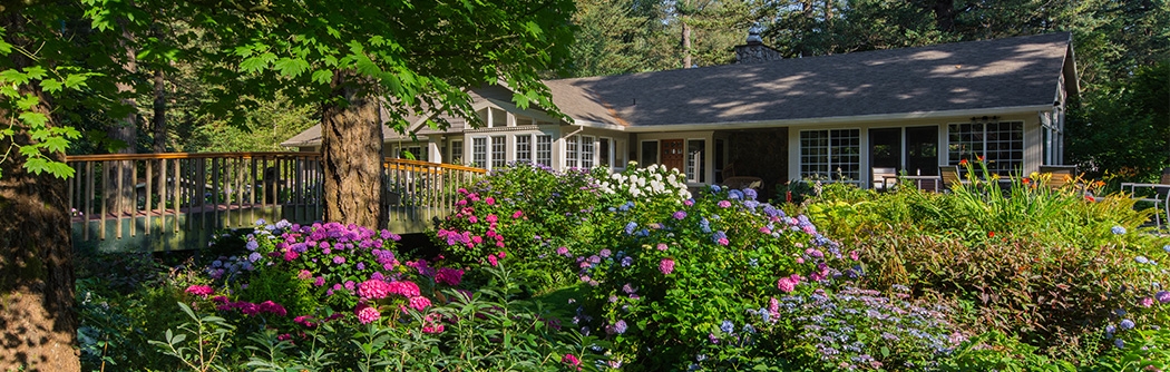 Oregon home with spring flowers.