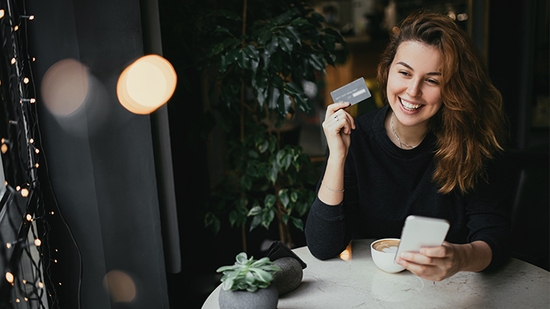 Woman paying with a credit card at the cafe.