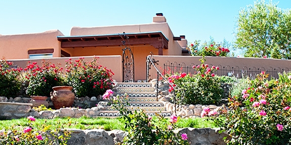 New Mexico home with spring flowers.