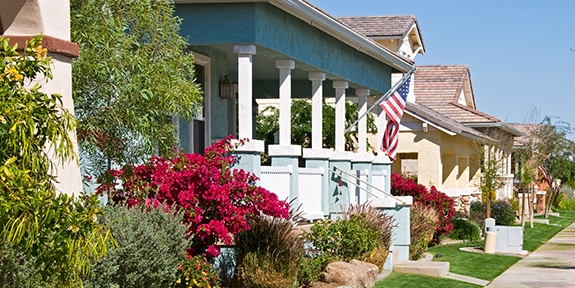 Arizona home with spring flowers.