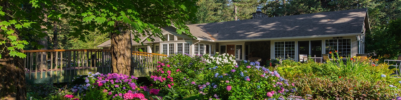 Oregon home with spring flowers.