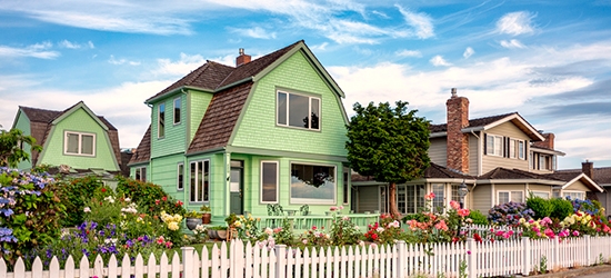 Washington home with spring flowers.