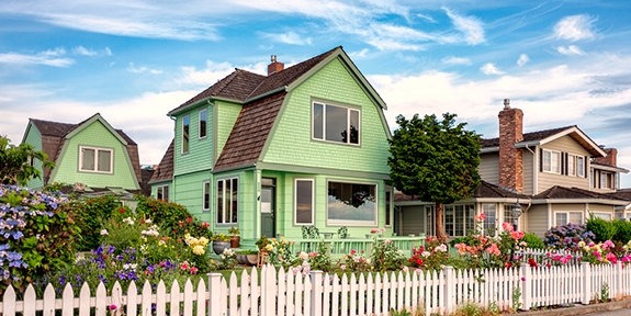 Washington home with spring flowers.