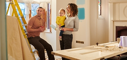 Una familia joven elige un nuevo color de pintura para su sala.